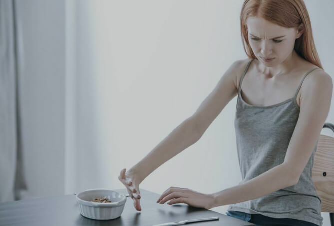 девушка отказывается от еды